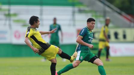 Randy Diamond y Francisco Martínez en la disputa del balón.