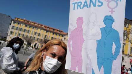 Activistas de la comunidad LGTB defienden los derechos de los transgéneros.