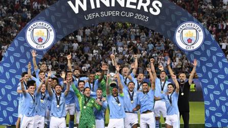 La plantilla del Manchester City en el momento que alzaban el título de la Supercopa de Europa.