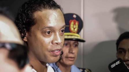 El exfutbolista brasileño Ronaldinho vuelve a estar en el ojo del huracán ya que en los últimos días se informó que podría volver a estar en prisión.