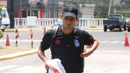 José Mario Pinto en el momento que llegaba al Aeropuerto para abordar el avión que los desplazó a El Salvador.