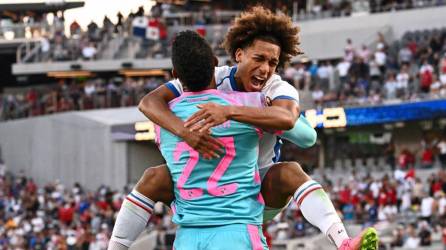 Adalberto Carrasquilla y Orlando Mosquera celebrando el pase a la final de la Copa Oro 2023.