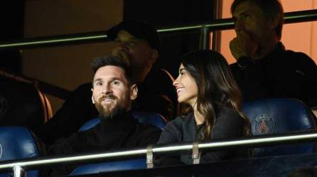 Lionel Messi junto a su esposa Antonela Roccuzzo en uno del palcos del Parque de los Príncipes, estadio del PSG.