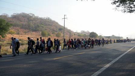 Migrantes caminan durante una caravana que se dirige a la frontera con Estados Unidos hoy, en el municipio de San Pedro Tapanatepec en el estado de Oaxaca (México).