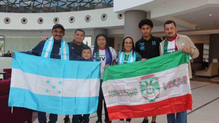 Isaac Castillo y Javier Arriaga junto con sus familiares posado con la bandera de Honduras y del Marathón.