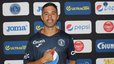 El argentino Lucas Baldunciel en el momento de su presentación como nuevo jugador del Motagua.