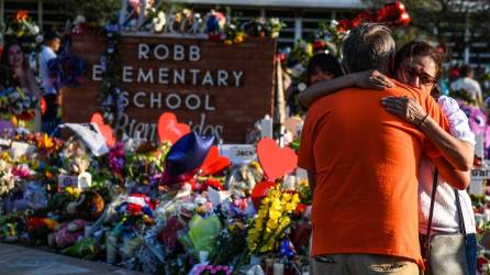 Las personas afectadas por la masacre buscan compensación económica por el traume tras el tiroteo en la escuela Robb.