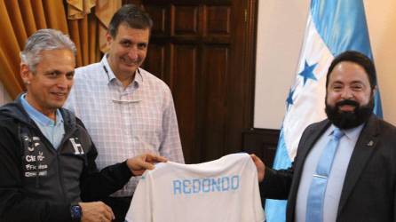 Reinaldo Rueda y Jorge Salomón le entregaron una camiseta de la selección de Honduras a Luis Redondo.