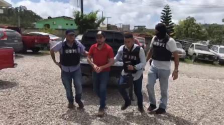 Agentes de la DPI trasladan a la jefatura policial de Copán a Marvin Mejía Tábora, sospechoso de violación especial