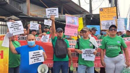 Los miembros de la Red de Sindicatos de la Maquila Hondureña realizaron una protesta frente al Seguro Social.