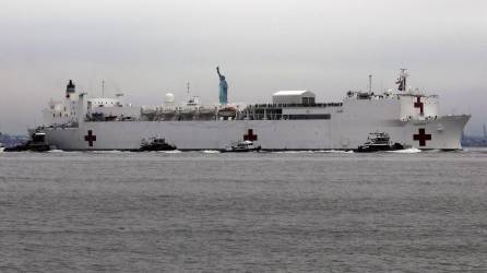 El buque hospital de la Marina de Estados Unidos USNS Comfort, en el puerto de Nueva York (NY, EE.UU.). EFE/Peter Foley