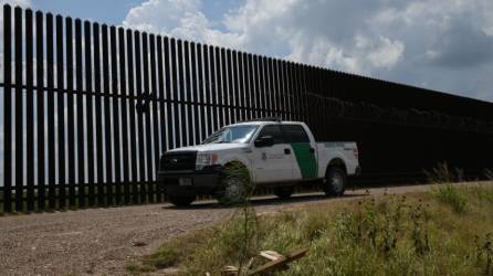 El migrante sufrió una fractura de cráneo y hemorragia cerebral tras caer del muro.