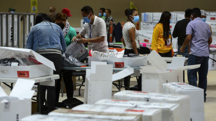 Imagen referencial del recuento de votos en el CNE.