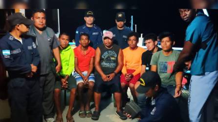 Hondureños rescatados por la <b>Fuerza Naval de Honduras.</b>