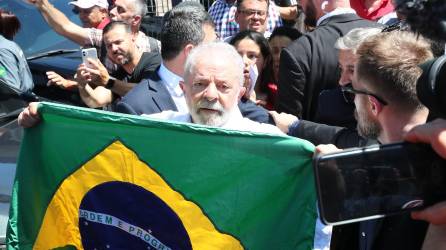 El expresidente brasileño y candidato presidencial Luiz Inácio Lula da Silva sostiene una bandera mientras saluda a simpatizantes tras votar en la segunda ronda de las elecciones presidenciales hoy, en Sao Bernardo do Campo, Sao Paulo (Brasil). EFE/Sebastiao Moreira