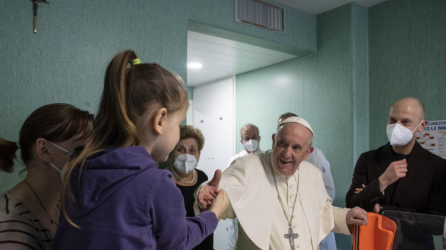 El papa Francisco visitó hoy a los niños que han llegado desde Ucrania huyendo de la guerra tras la invasión de Rusia.