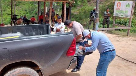 Equipo de la Fiscalía Especial de Etnias y Patrimonio Cultural en conjunto con personal del Instituto de Conservación Forestal (ICF) y de la Procuraduría General de la República (PGR).