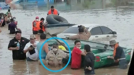 Roberto Rodriguez en su labor durante las inundaciones provocadas por Eta y Iota (imagen de archivo).