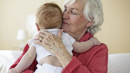 Las abuelas crean un vínculo irrompible con sus nietos.