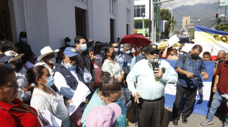 La Confederación Nacional de Patronados de Honduras se tomó por varias horas la primera calle para llamar la atención de la Presidenta de la República, Xiomara Castro y de los alcaldes Del Valle de Sula.