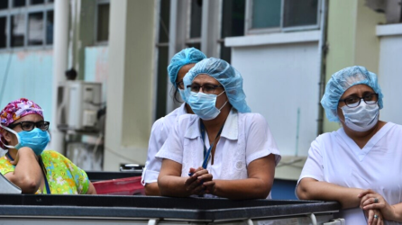 Más de 300 enfermeras han sido separadas de sus cargos de trabajo.