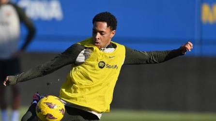 Vitor Roque anotó un gol en su primer entrenamiento con el FC Barcelona.