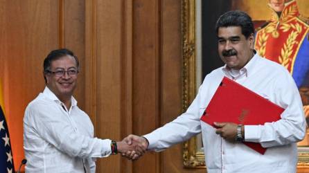 Petro viajó a Caracas para sostener una “reunión de trabajo” con Maduro.