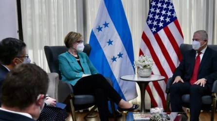 Laura Dogu asumió funciones el 12 de abril, en la reanudación plena de las relaciones diplomáticas de Estados Unidos con Honduras, que se habían mantenido a nivel de encargado de negocios desde 2017.