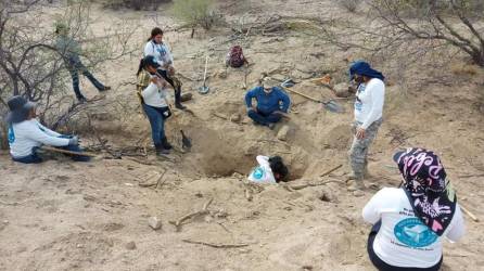 Madres mexicanas buscan a sus hijos desaparecidos en las fosas clandestinas del crimen organizado.