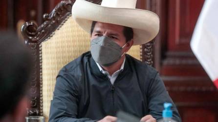 El presidente Pedro Castillo siendo interrogado por fiscales por presunta injerencia en ascensos militares, en el Palacio de Gobierno de Lima.