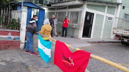 Los trabajadores y seguidores de Libre colocaron la Bandera Nacional y la del partido político en la entrada del edificio.