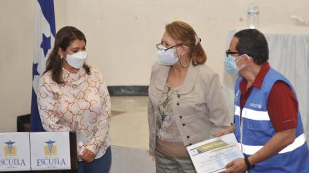 Las autoridades sanitarias inaugurando el nuevo sistema en el Hospital Escuela.