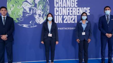 Grupo de jóvenes que participa en la Conferencia de las Naciones Unidas sobre el Cambio Climático (COP26).