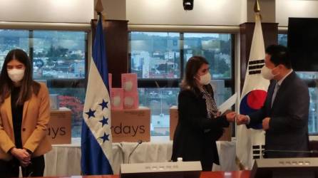 Momento en que representantes del BCIE, Corea y de la Secretaría de Salud de Honduras llevaban a cabo el evento sobre la entrega de mascarillas.