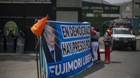Partidarios del expresidente peruano (1990-2000) Alberto Fujimori se reúnen en la entrada de la prisión de Barbadillo en Ate, en las afueras de Lima.
