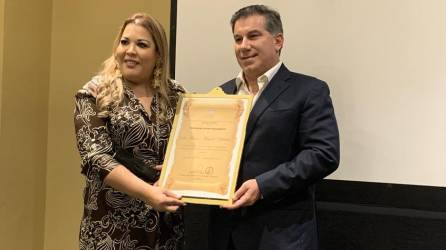 El empresario Mateo Yibrín recibiendo su reconocimiento en manos de Blanca Izaguirre, titular del Conadeh.