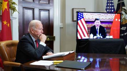 El presidente Joe Biden se reúne con el presidente de China, Xi Jinping, durante una cumbre virtual desde la Sala Roosevelt de la Casa Blanca.
