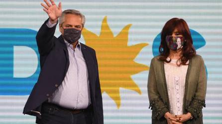 Presidente argentino Alberto Fernández y la vicepresidente Cristina Fernández de Kirchner dirigiéndose a los medios de comunicación tras los resultados de las elecciones primarias.