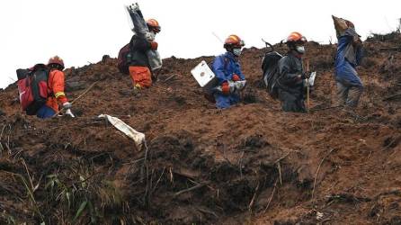 Rescatistas revisando el lugar donde el vuelo MU5375 de China Eastern se estrelló el 21 de marzo, cerca de Wuzhou, en la provincia de Guangxi.