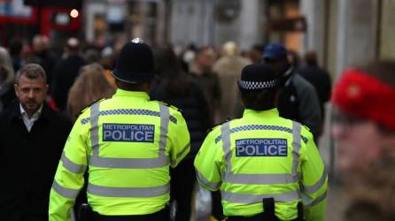 Policías patrullan en las calles de Londres.
