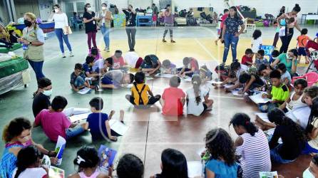 Al menos 200 familias permanecen desde el jueces por la noche en los albergues habilitados en San Pedro Sula. FOTOS: HÉCTOR EDÚ