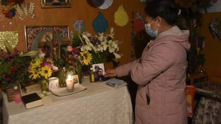 Lucrecia Alba Xaminez, esposa de Celso Escu Pacheco, un guatemalteco que sobrevivió al accidente en México donde murieron más de 50 migrantes, reza con sus hijas en Paraje Pamezabal.