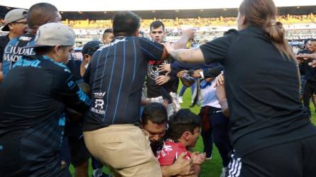 Los seguidores de Atlas peleando con los seguidores de Querétaro durante el partido de fútbol del torneo clausura mexicano.