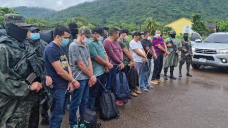 Imagen del momento en que llegaban a Tegucigalpa bajo un fuerte dispositivo de seguridad.