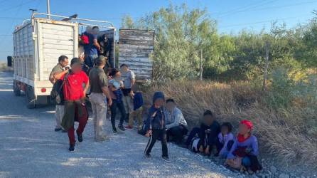 En el camión viajaban 22 salvadoreños, un nicaragüense y 80 personas provenientes de Honduras. Agencia Reforma