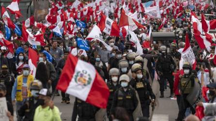 La gente participa en una manifestación contra el presidente peruano Pedro Castillo, exigiendo su juicio político.