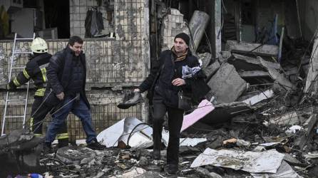 Un hombre recupera objetos de un bloque de apartamentos destruido tras un bombardeo en Kiev.