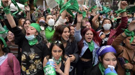 Activistas celebran la decisión de la Corte Suprema de despenalizar el aborto hasta las 24 semanas de embarazo, en Bogotá.