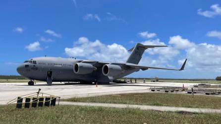 Un avión C-17A Globemaster III de la Real Fuerza Aérea Australiana, que entrega la primera carga de ayudaa, llega al aeropuerto internacional Fua’amotu de Tonga.