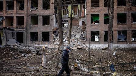 Un hombre camina frente a un edificio destruido después de un ataque con misiles rusos en la ciudad de Vasylkiv, cerca de Kiev.